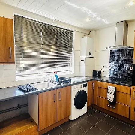 4 Bedroom House Eastville Sleeps 9 Contractors Long