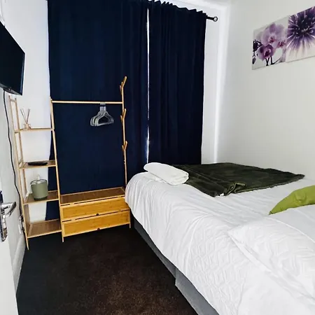 4 Bedroom House Eastville Sleeps 9 Contractors Long Bristol