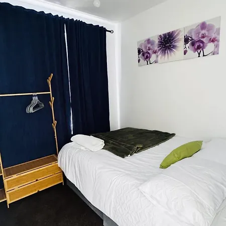 4 Bedroom House Eastville Sleeps 9 Contractors Long Бристоль