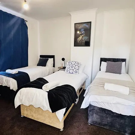 4 Bedroom House Eastville Sleeps 9 Contractors Long Bristol