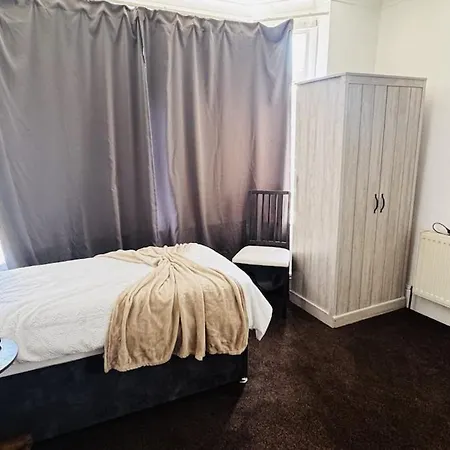 4 Bedroom House Eastville Sleeps 9 Contractors Long *
